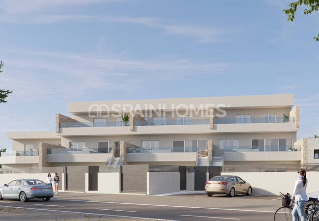 Homes with Private Pools and Gardens in Pilar De La Horadada