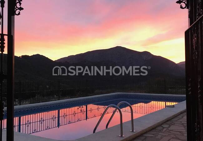 Amplia Casa Con Piscina Y Vistas A La Montaña En Alicante 10
