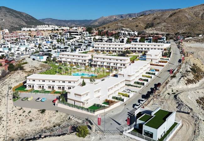 Finestrat'ta Havuzlu Sitede Yarı Müstakil Evler 7