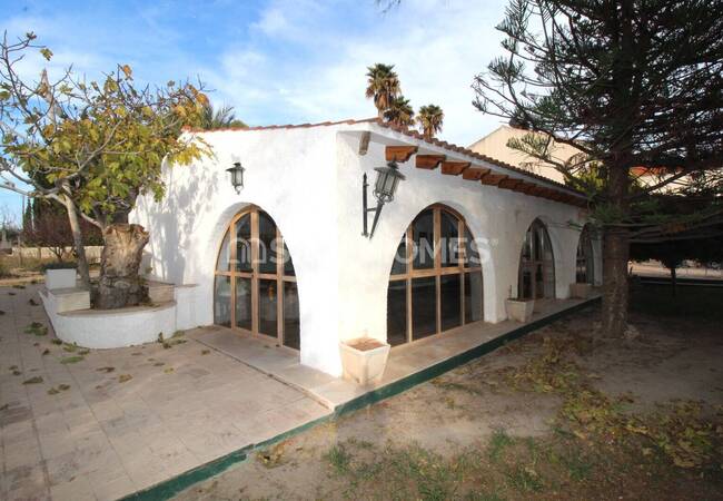 Spacious Real Estate with Private Pool in Alicante Elda 26