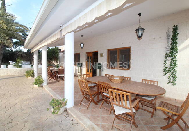 Spacious Real Estate with Private Pool in Alicante Elda 11