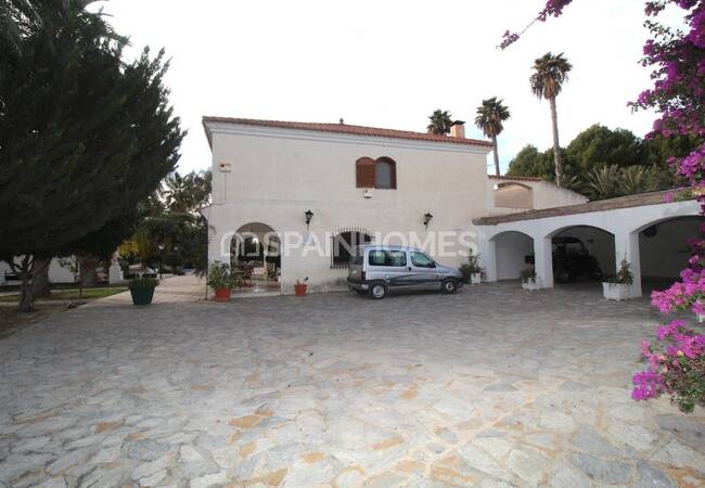 Spacious Real Estate with Private Pool in Alicante Elda 7