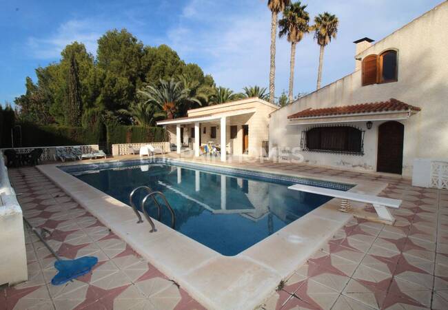 Spacious Real Estate with Private Pool in Alicante Elda 1
