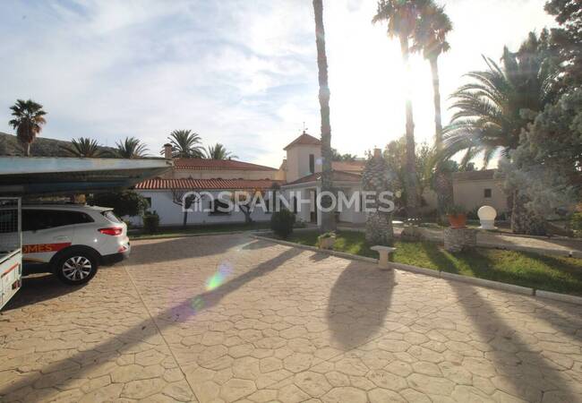 Spacious Real Estate with Private Pool in Alicante Elda 4