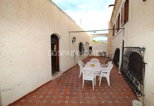 Spacious Real Estate with Private Pool in Alicante Elda 27