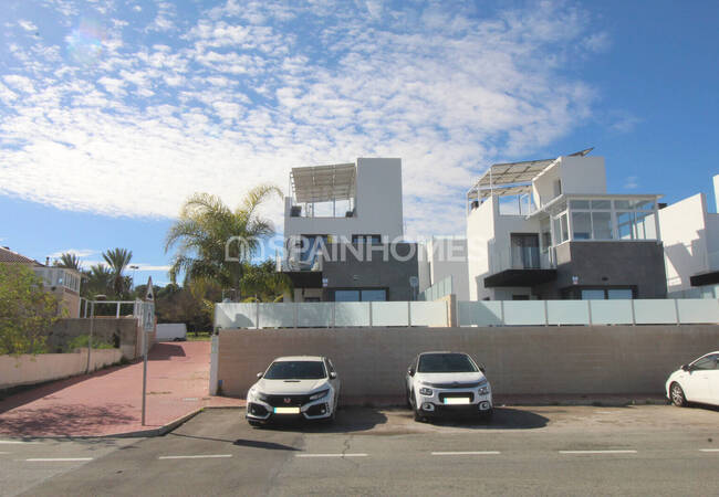 Detached House with Pool Near the Sea in Torrevieja Alicante 12