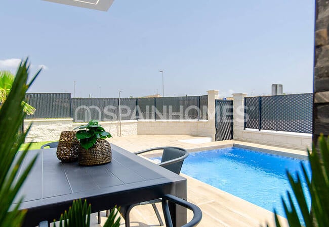 Alicante Orihuela’da Sosyal Olanaklara Yakın Havuzlu Villalar 11