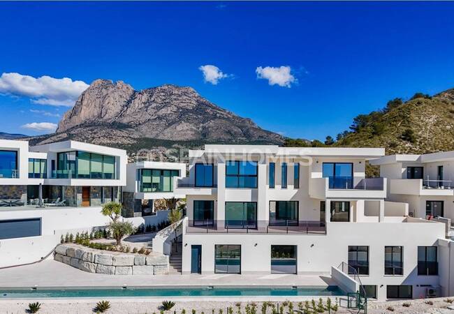 Detached 8-bedroom Villa with Pool in Finestrat Alicante 5