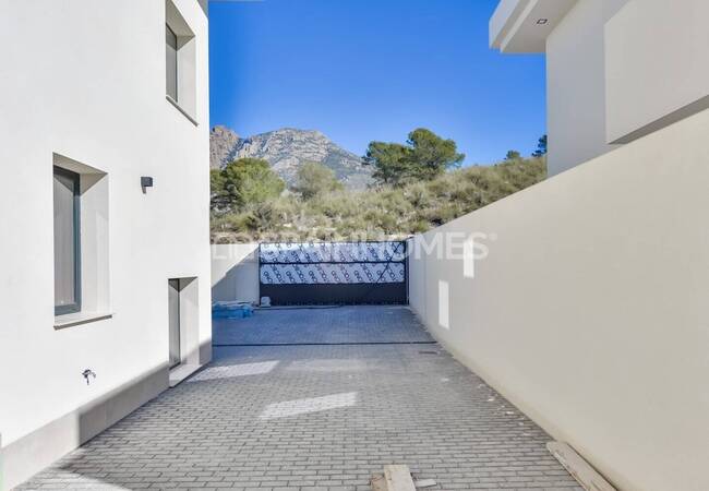 Detached 8-bedroom Villa with Pool in Finestrat Alicante 17
