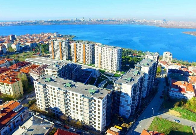 Turnkey Apartments in Kucukcekmece with Lake View