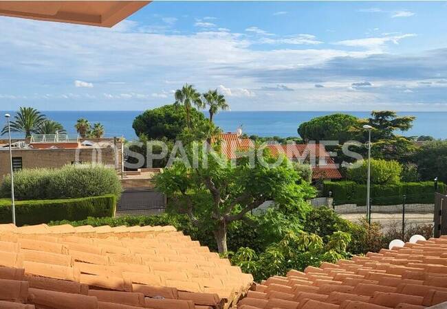 Villa with Pool Near the Sea in Barcelona Alella 3