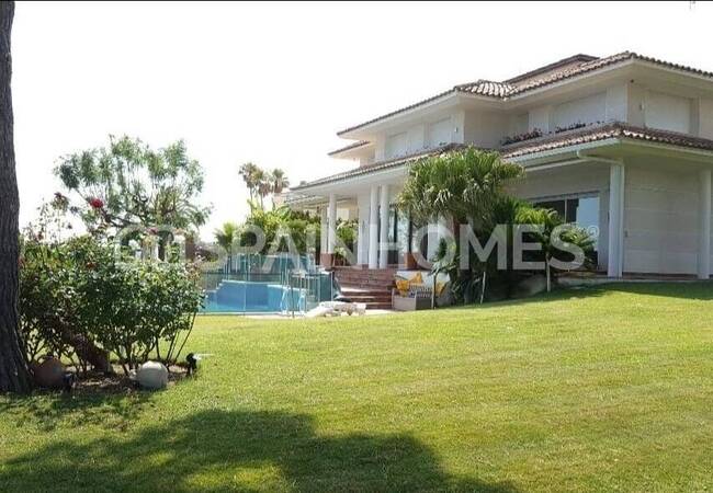 Villa with Pool Near the Sea in Barcelona Alella 2