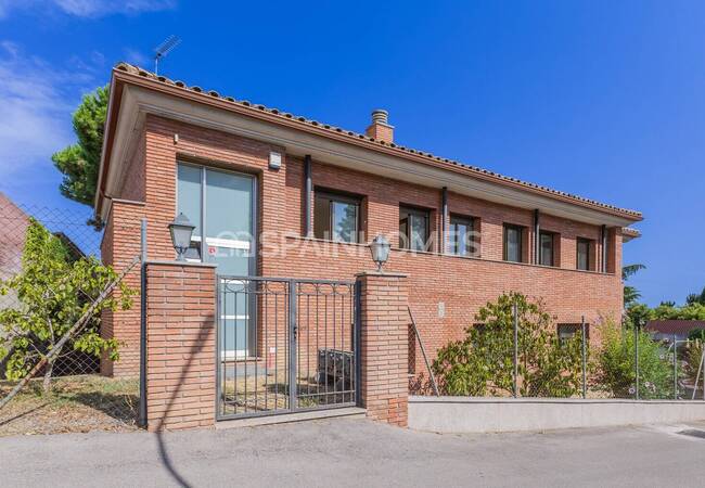 Barcelona Mataró’da Özel Bahçeye Sahip Şık Müstakil Ev 1