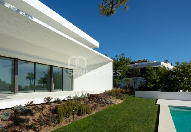 Modern Villas with Pool in a Prestigious Area of Benahavis 2