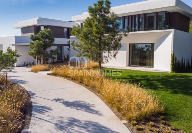 Modern Villas with Pool in a Prestigious Area of Benahavis 11
