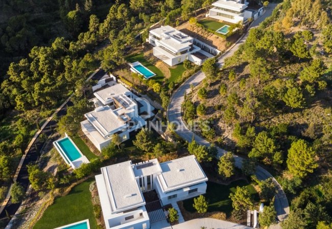 Modern Villas with Pool in a Prestigious Area of Benahavis 14