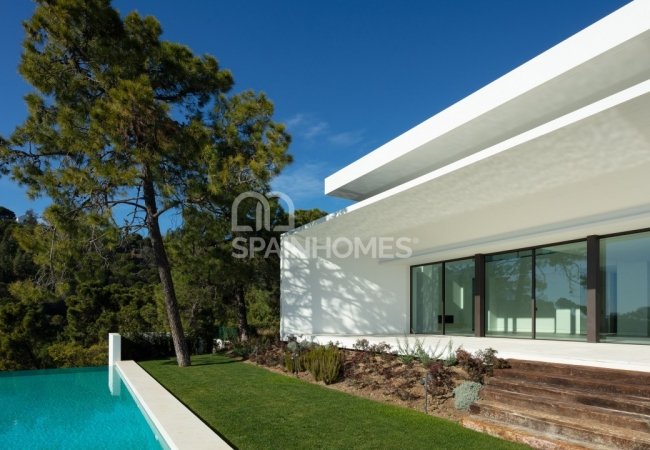 Modern Villas with Pool in a Prestigious Area of Benahavis 3