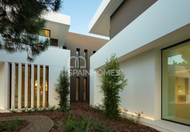 Modern Villas with Pool in a Prestigious Area of Benahavis 9