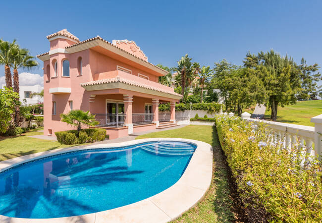 Marbella'da Golf Sahası Yanında Lüks Tasarımlı Villalar 1