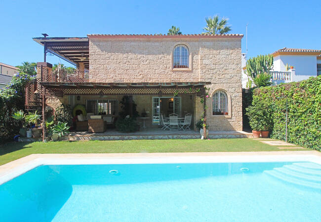 Detached Well Located Villa Close to Marbella and Puerto Banus 1