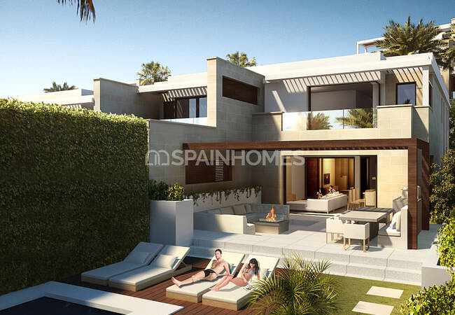 Luxurious Villas with Direct Access to Beach in Estepona 2