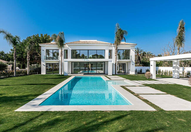 Schlüsselfertige Villa 100 Meter Zum Strand In Estepona Málaga 1