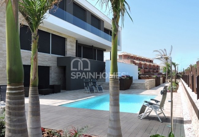 Alicante’de Panoramik Deniz Manzaralı Müstakil Villa 13