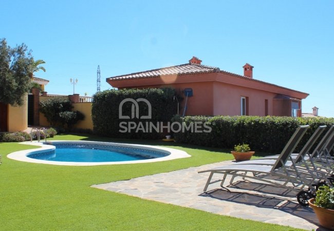 Benalmádena'da Panoramik Deniz Manzaralı Villa 2