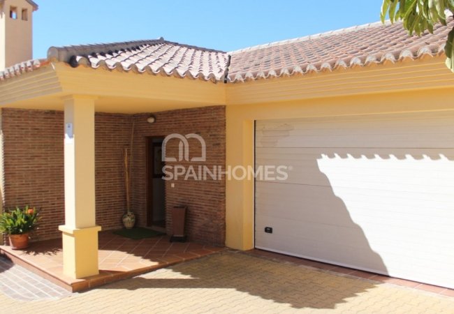 Benalmádena'da Panoramik Deniz Manzaralı Villa 18