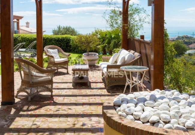 Benalmádena'da Panoramik Deniz Manzaralı Villa 10