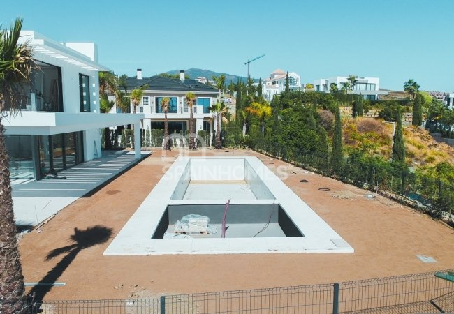 Benahavis'te Çağdaş Tasarımlı Prestijli Villa 11