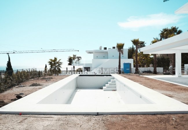 Benahavis'te Çağdaş Tasarımlı Prestijli Villa 12