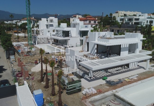 Benahavis'te Çağdaş Tasarımlı Prestijli Villa 18