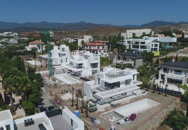Benahavis'te Çağdaş Tasarımlı Prestijli Villa 19