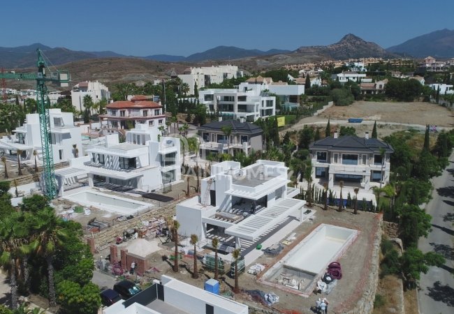 Benahavis'te Çağdaş Tasarımlı Prestijli Villa 21