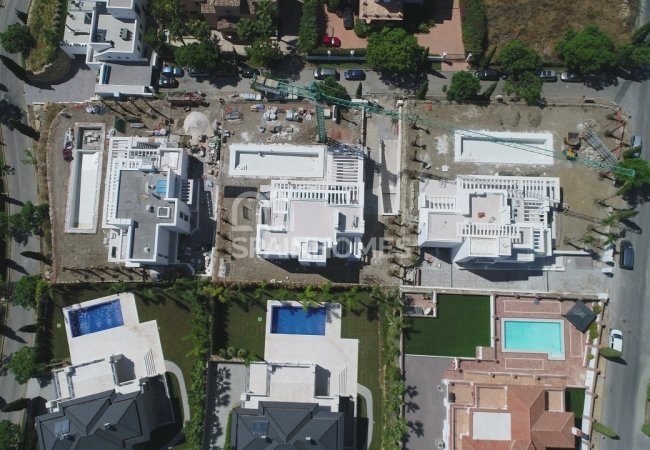 Benahavis'te Çağdaş Tasarımlı Prestijli Villa 23