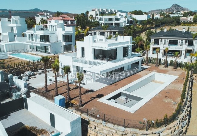 Benahavis'te Çağdaş Tasarımlı Prestijli Villa 4