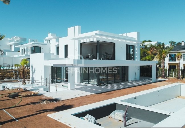 Benahavis'te Çağdaş Tasarımlı Prestijli Villa 6