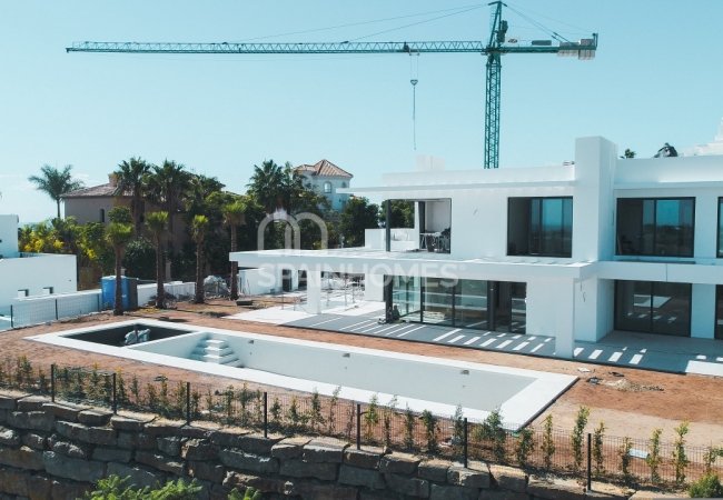 Benahavis'te Çağdaş Tasarımlı Prestijli Villa 7