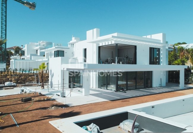 Benahavis'te Çağdaş Tasarımlı Prestijli Villa 8