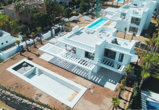 Benahavis'te Çağdaş Tasarımlı Prestijli Villa 9