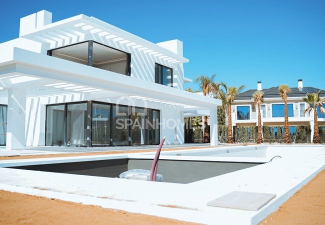 Benahavis'te Çağdaş Tasarımlı Prestijli Villa 10