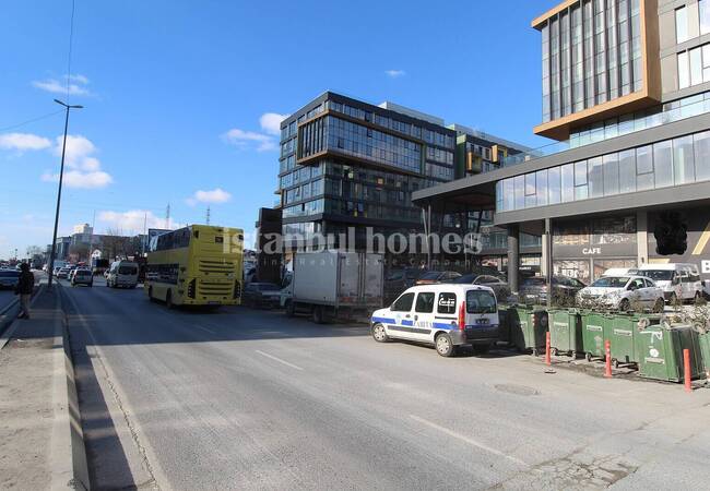 Immobiliers Commerciaux Sur Un Boulevard Fréquenté À Istanbul 2