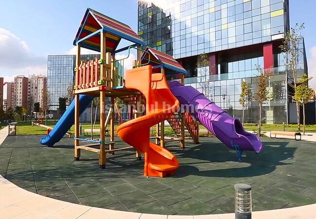 آپارتمان های واقع در یک مجتمع با استخر مشترک در کارتال 8