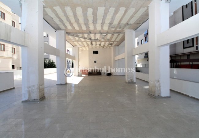 فروشگاه بزرگ در مال تپه در خیابانی شلوغ و پر ترافیک 2