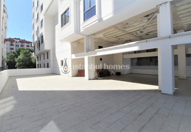 فروشگاه بزرگ در مال تپه در خیابانی شلوغ و پر ترافیک 3