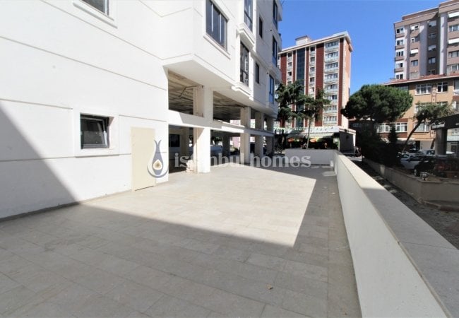 فروشگاه بزرگ در مال تپه در خیابانی شلوغ و پر ترافیک 4