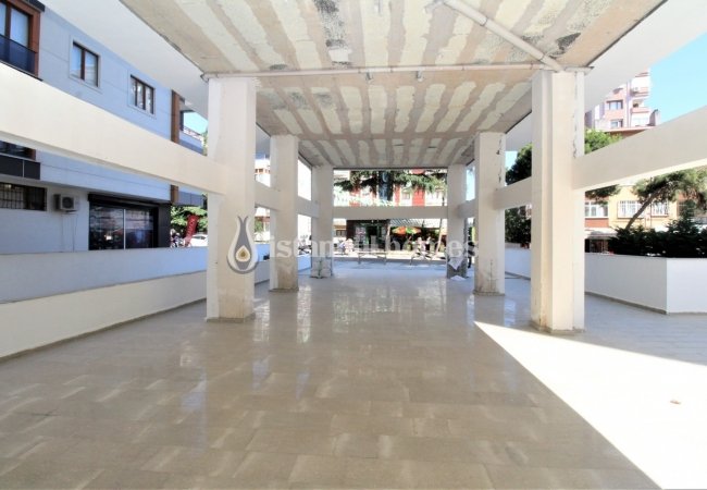 فروشگاه بزرگ در مال تپه در خیابانی شلوغ و پر ترافیک 5