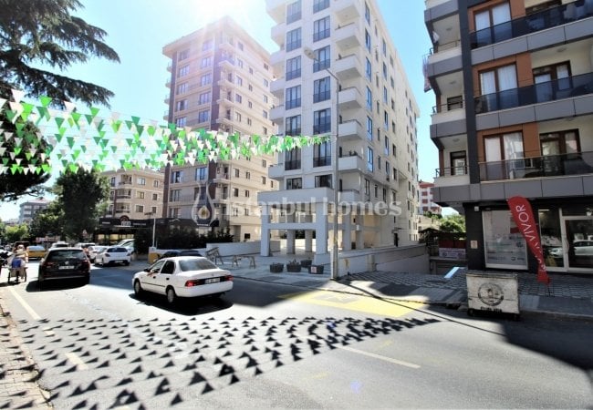 فروشگاه بزرگ در مال تپه در خیابانی شلوغ و پر ترافیک 7