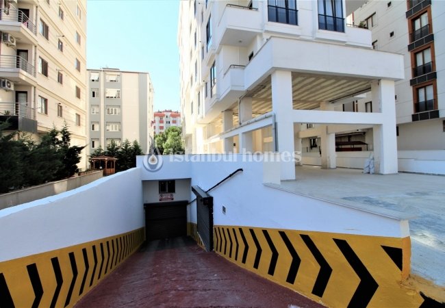 فروشگاه بزرگ در مال تپه در خیابانی شلوغ و پر ترافیک 6